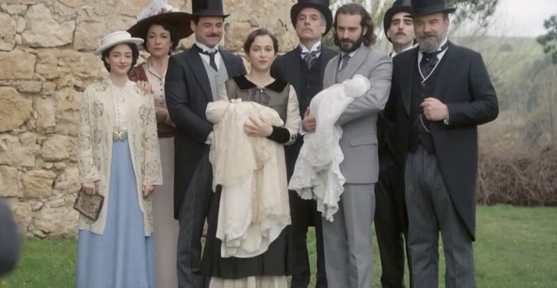 La Promesa rooleissa – Salaisuuksien kartano -sarjan näyttelijät, tarina ja arvostelu